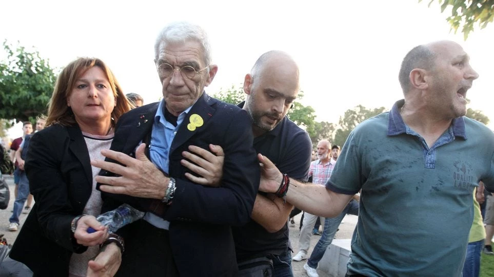 Σφαγή Κυβέρνησης-ΝΔ: «Ετσι δόθηκε η εντολή για την επίθεση σε Μπουτάρη» – «Οι συλληφθέντες θα αντιμετωπιστούν με την πιο μεγάλη αυστηρότητα» είπε ο Α.Τσίπρας